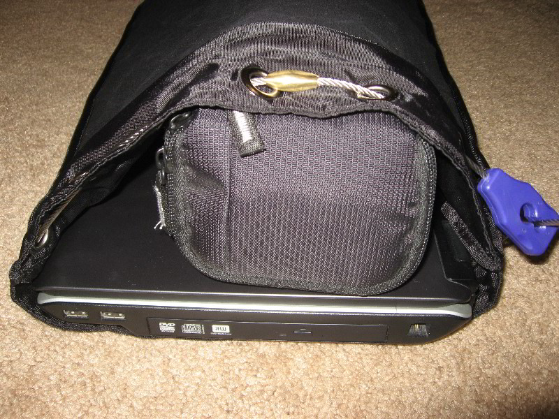 Pacsafe-TravelSafe-12L-Anti-Theft-Bag-Review-028