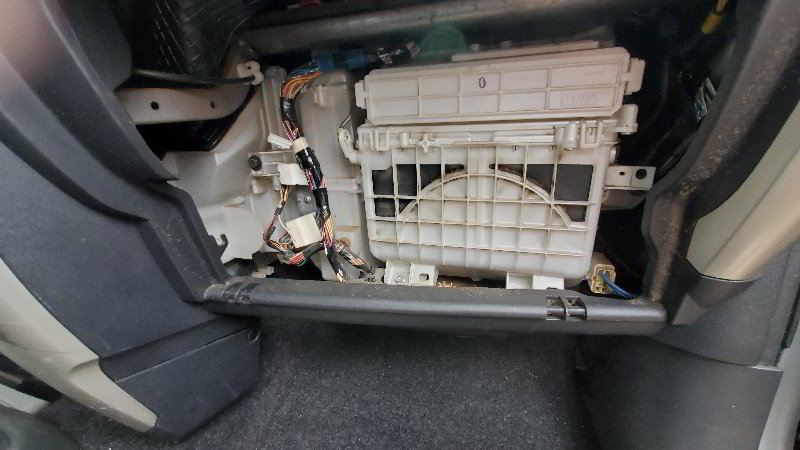 Scion-xA-Cabin-Air-Filter-Replacement-Guide-005