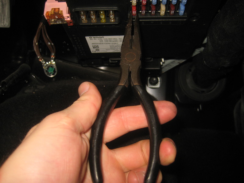 2008-2014-Smart-Fortwo-Electrical-Fuse-Replacement-Guide-004