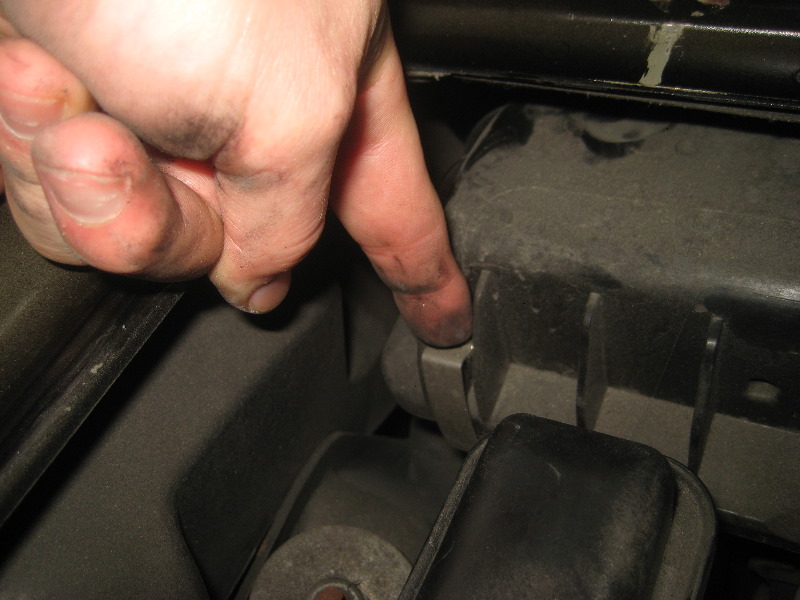 2008-2014-Smart-Fortwo-Engine-Air-Filter-Replacement-Guide-009