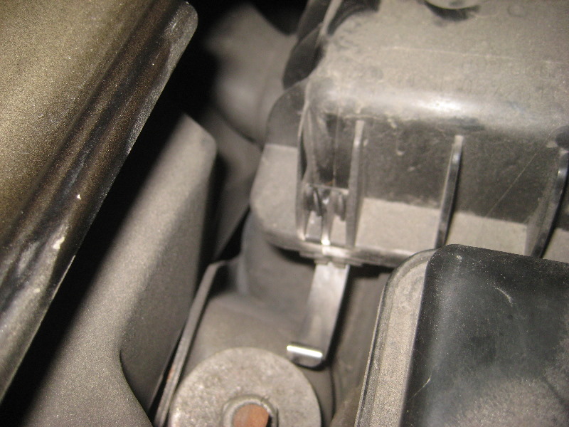 2008-2014-Smart-Fortwo-Engine-Air-Filter-Replacement-Guide-010