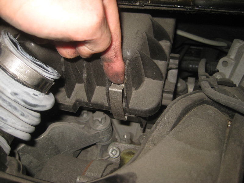 2008-2014-Smart-Fortwo-Engine-Air-Filter-Replacement-Guide-011