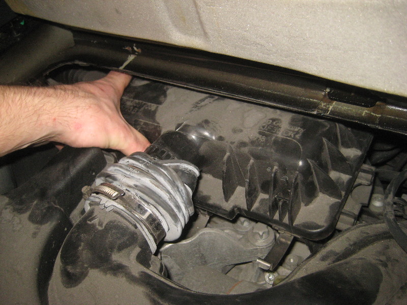 2008-2014-Smart-Fortwo-Engine-Air-Filter-Replacement-Guide-025