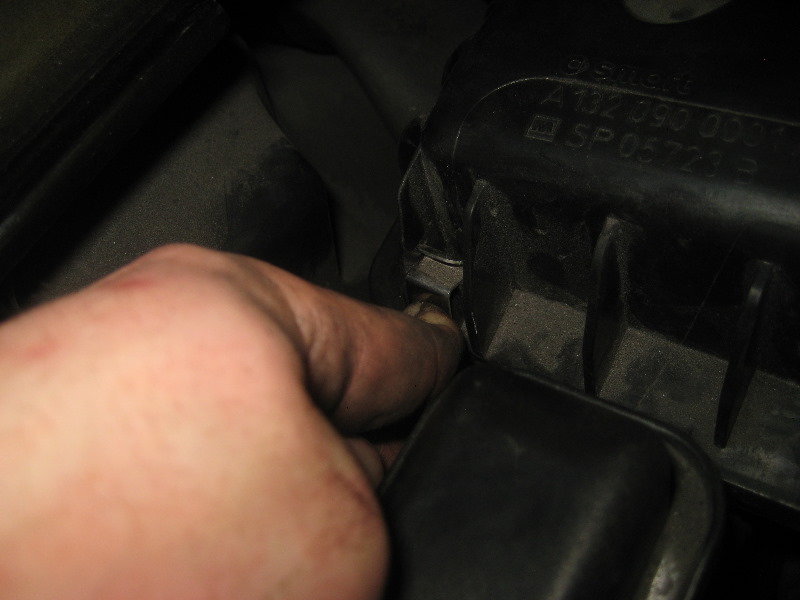 2008-2014-Smart-Fortwo-Engine-Air-Filter-Replacement-Guide-029