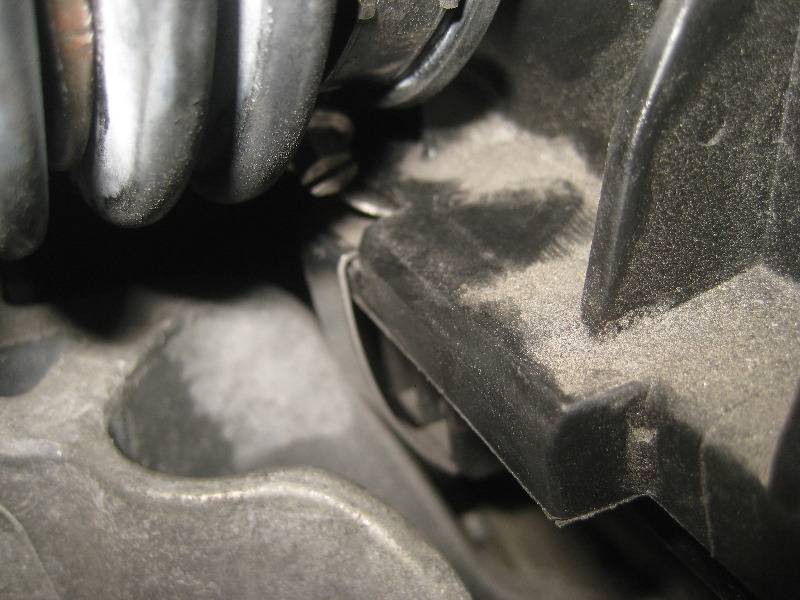 2008-2014-Smart-Fortwo-Engine-Air-Filter-Replacement-Guide-030