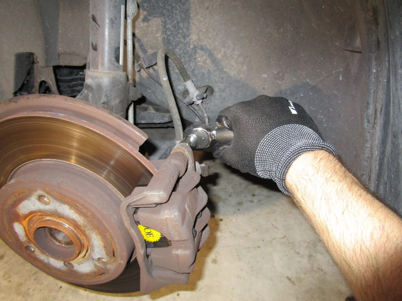 2008-2014-Smart-Fortwo-Front-Brake-Pads-Replacement-Guide-013