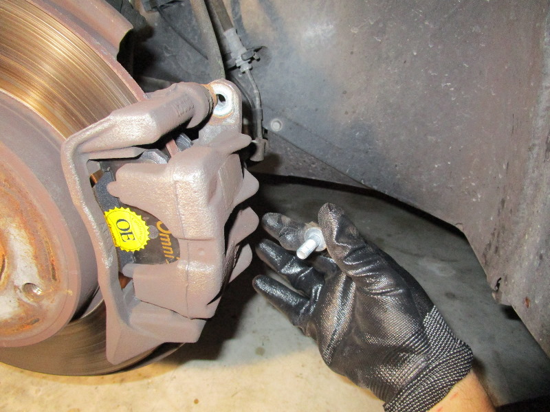 2008-2014-Smart-Fortwo-Front-Brake-Pads-Replacement-Guide-017