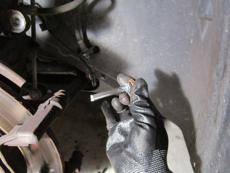 2008-2014-Smart-Fortwo-Front-Brake-Pads-Replacement-Guide-023