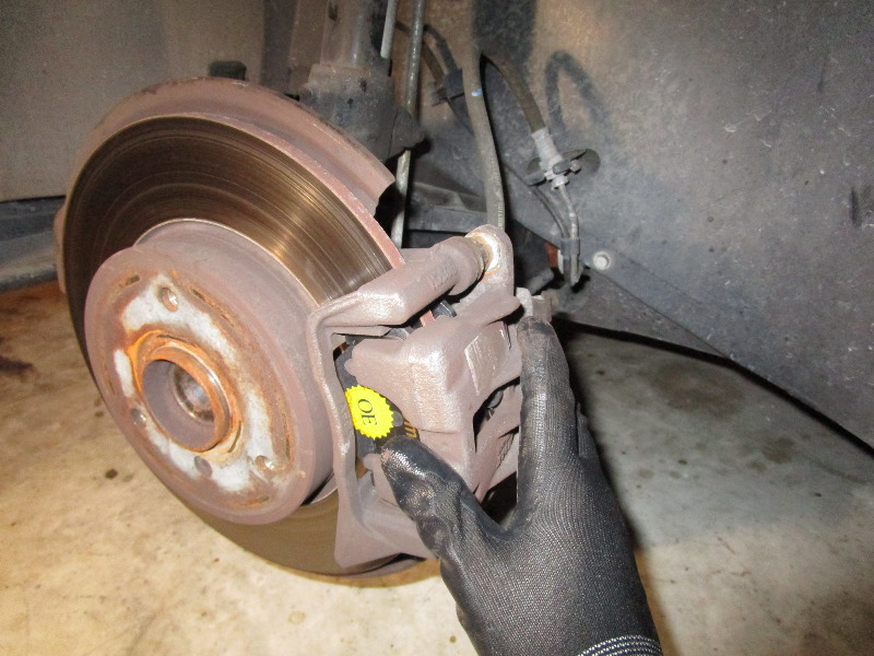 2008-2014-Smart-Fortwo-Front-Brake-Pads-Replacement-Guide-047