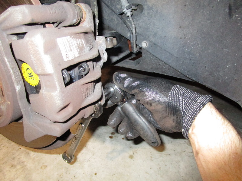 2008-2014-Smart-Fortwo-Front-Brake-Pads-Replacement-Guide-050