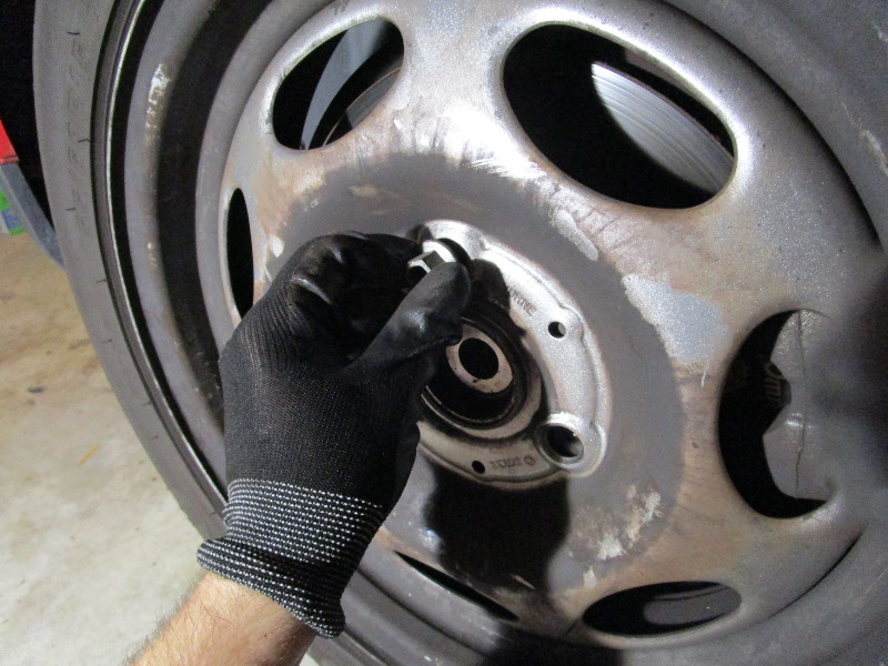 2008-2014-Smart-Fortwo-Front-Brake-Pads-Replacement-Guide-055