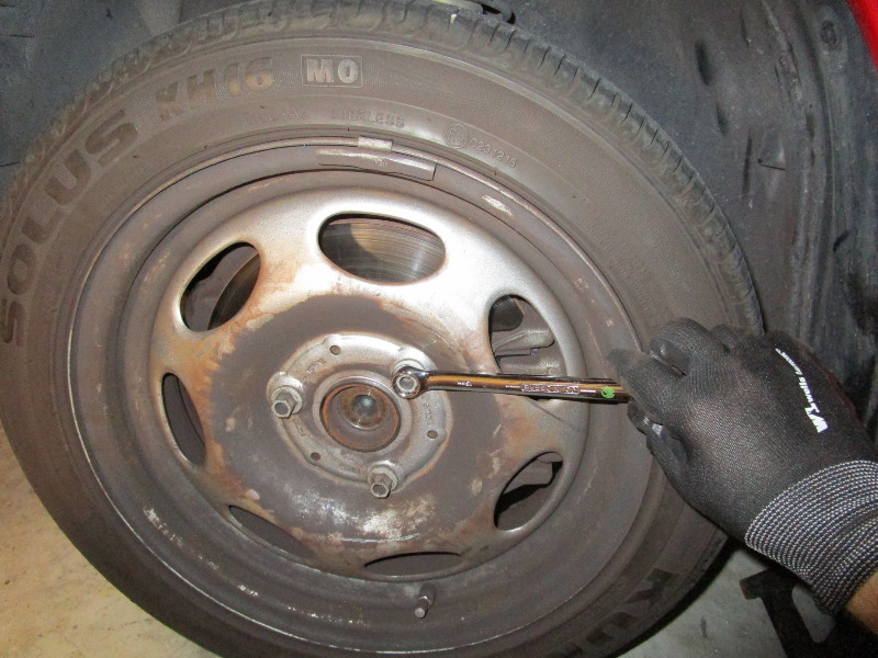 2008-2014-Smart-Fortwo-Front-Brake-Pads-Replacement-Guide-057