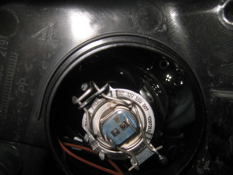 2008-2014-Smart-Fortwo-Headlight-Bulbs-Replacement-Guide-016