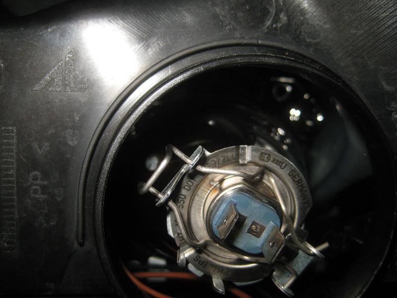 2008-2014-Smart-Fortwo-Headlight-Bulbs-Replacement-Guide-022