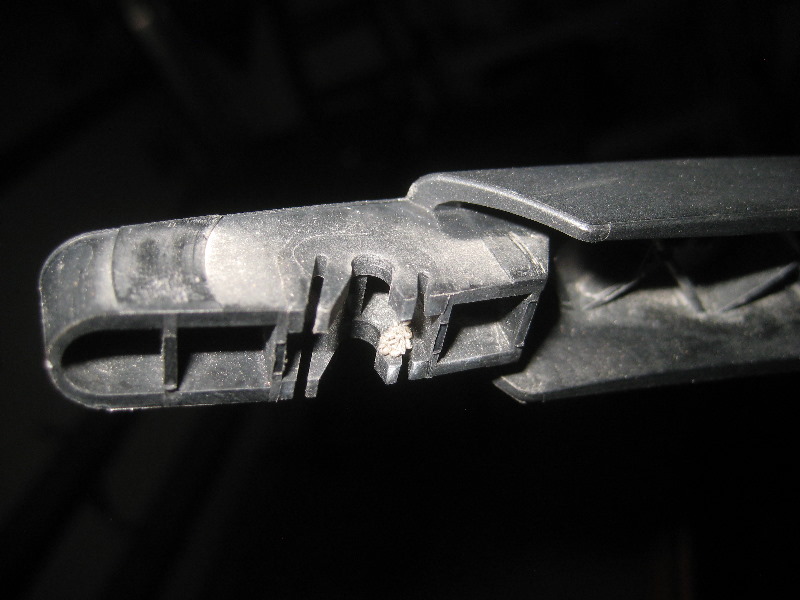 2008-2014-Smart-Fortwo-Rear-Window-Wiper-Blade-Replacement-Guide-006