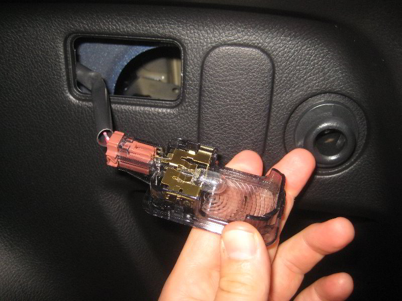 Subaru-Forester-Cargo-Area-Light-Bulb-Replacement-Guide-004