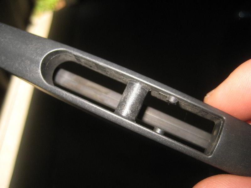 Subaru-Forester-Rear-Window-Wiper-Blade-Replacement-Guide-008