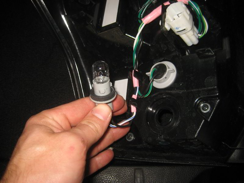 Subaru-Forester-Tail-Light-Bulbs-Replacement-Guide-012