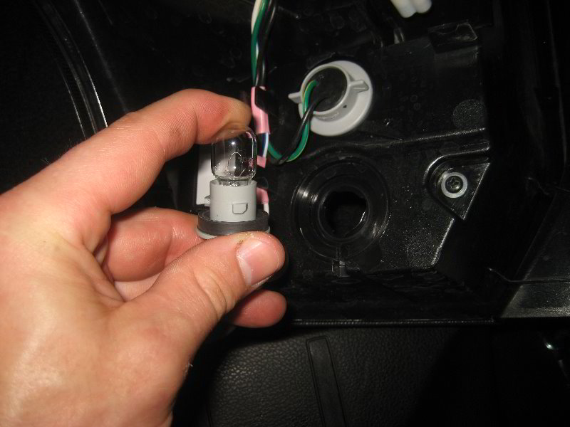 Subaru-Forester-Tail-Light-Bulbs-Replacement-Guide-014
