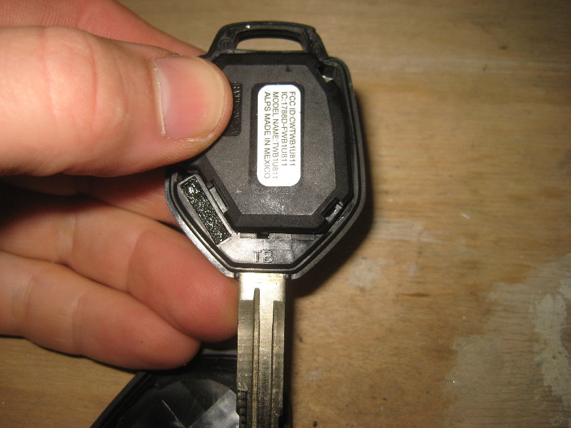 Subaru-Outback-Key-Fob-Battery-Replacement--Guide-021