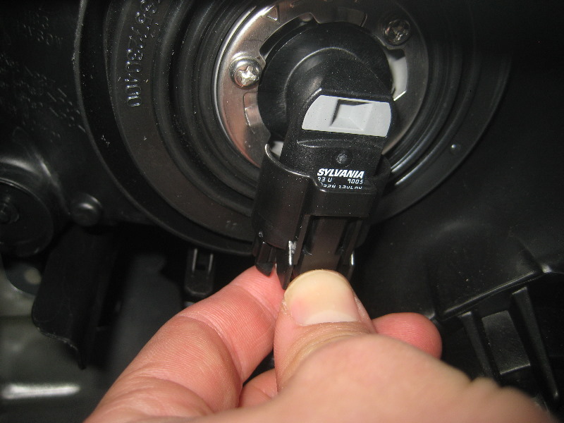 Toyota-Avalon-Headlight-Bulbs-Replacement-Guide-013