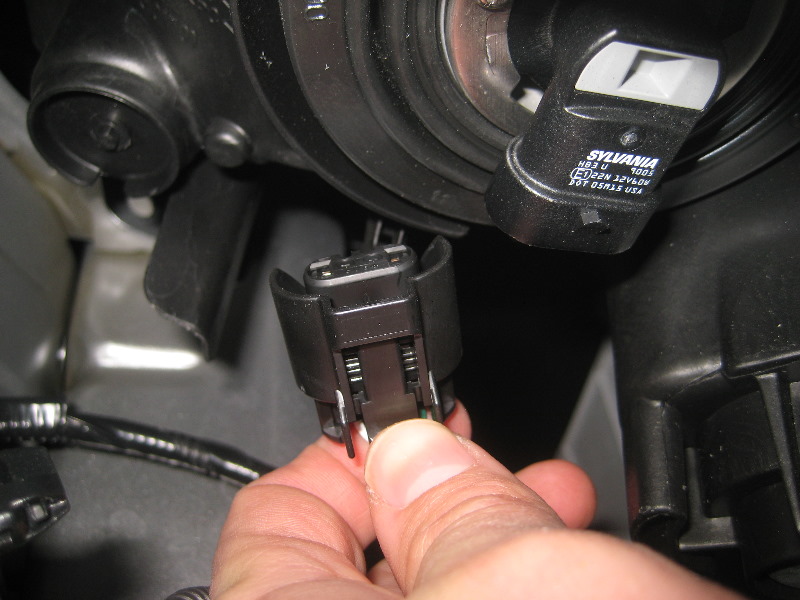 Toyota-Avalon-Headlight-Bulbs-Replacement-Guide-014