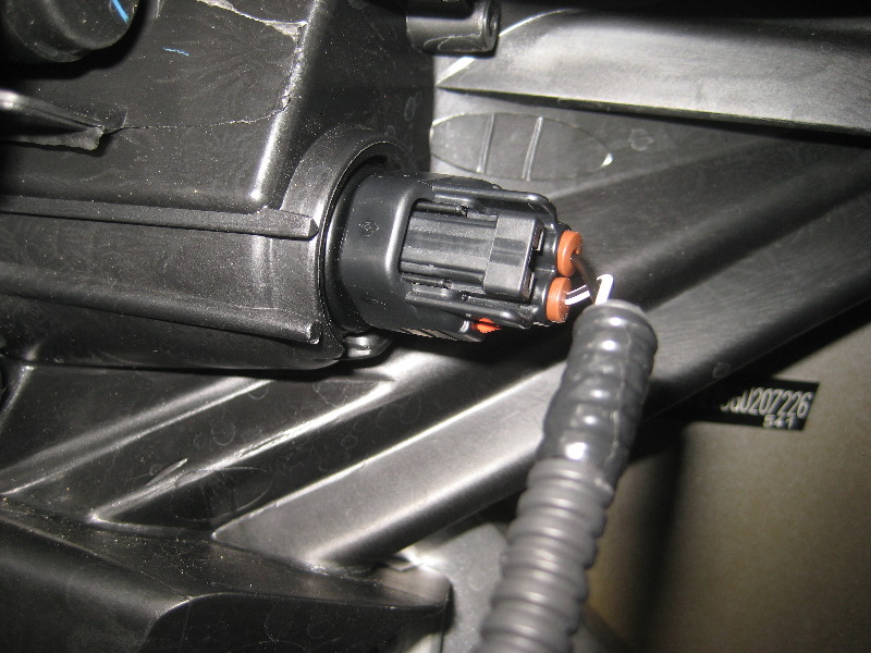 Toyota-Avalon-Headlight-Bulbs-Replacement-Guide-028