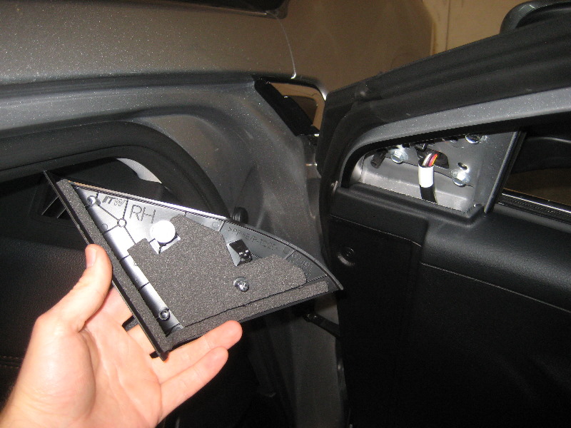Toyota-Avalon-Interior-Door-Panel-Removal-Guide-003