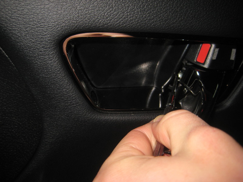 Toyota-Avalon-Interior-Door-Panel-Removal-Guide-005