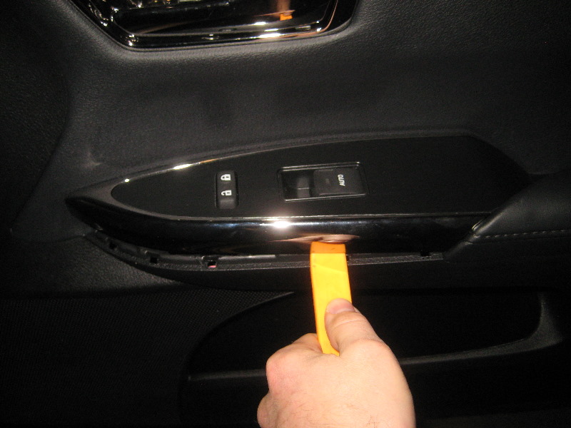 Toyota-Avalon-Interior-Door-Panel-Removal-Guide-009