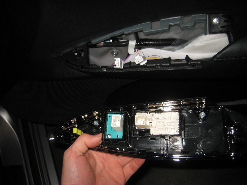 Toyota-Avalon-Interior-Door-Panel-Removal-Guide-013