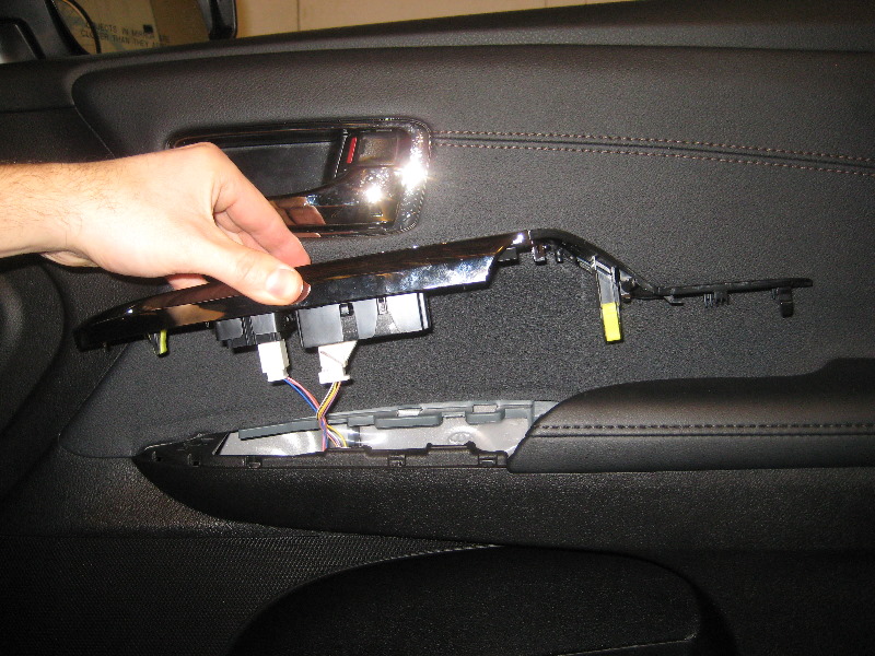 Toyota-Avalon-Interior-Door-Panel-Removal-Guide-068
