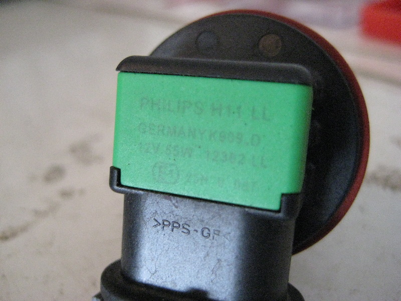 Toyota-Camry-Headlight-Bulbs-Replacement-Guide-009