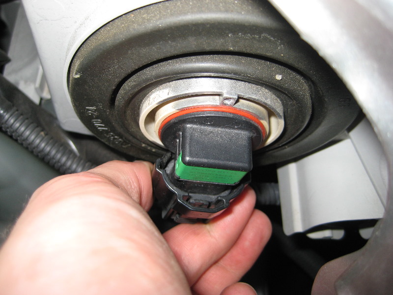 Toyota-Camry-Headlight-Bulbs-Replacement-Guide-013