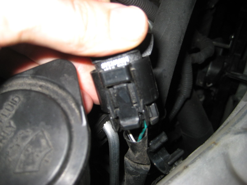 Toyota-Camry-Headlight-Bulbs-Replacement-Guide-018