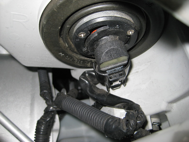 Toyota-Camry-Headlight-Bulbs-Replacement-Guide-022