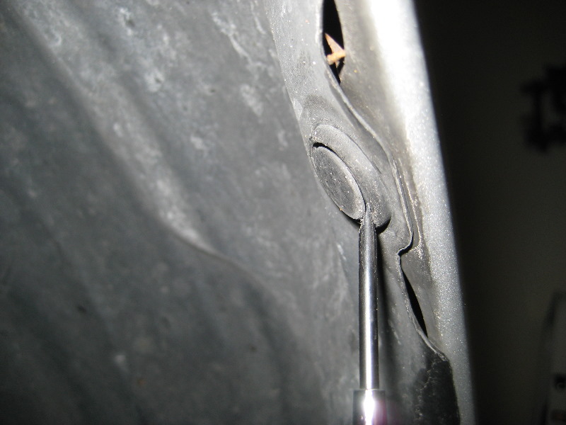 Toyota-Camry-Headlight-Bulbs-Replacement-Guide-028