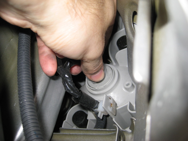 Toyota-Camry-Headlight-Bulbs-Replacement-Guide-032