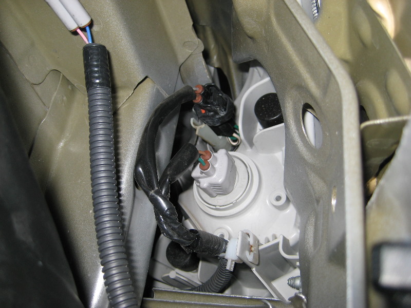 Toyota-Camry-Headlight-Bulbs-Replacement-Guide-036