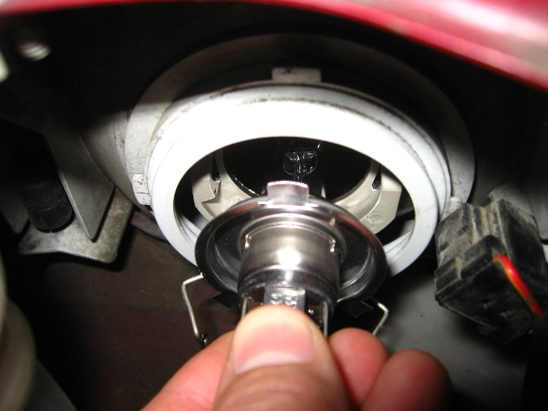 Toyota-Carina-ED-Headlight-Bulb-Replacement-Guide-021