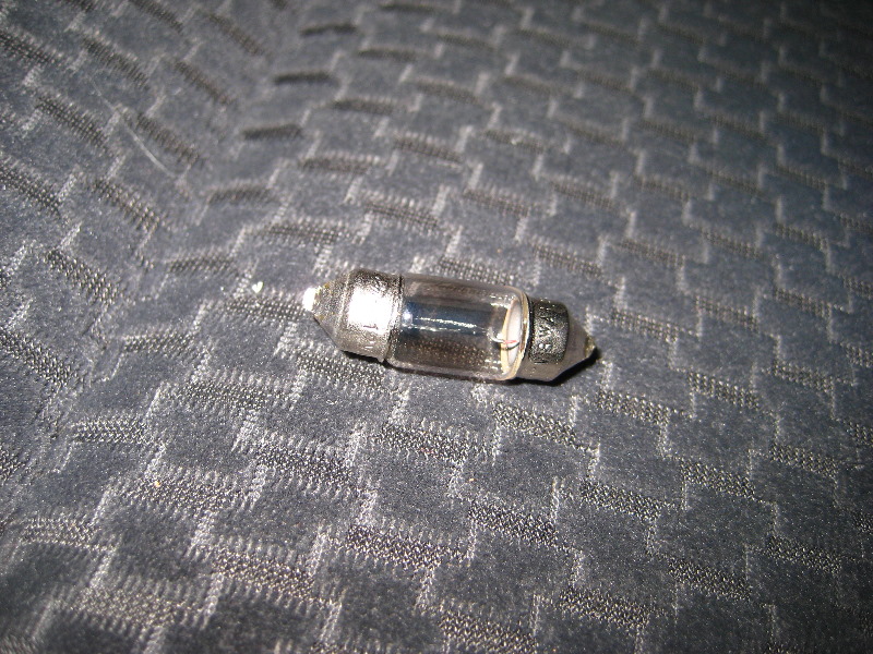 ToyotaCorollaDomeLightBulbReplacementGuide005