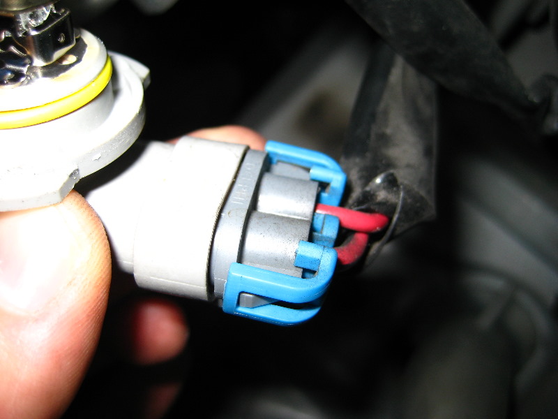 Toyota-Corolla-Headlight-Bulb-Replacement-Guide-006