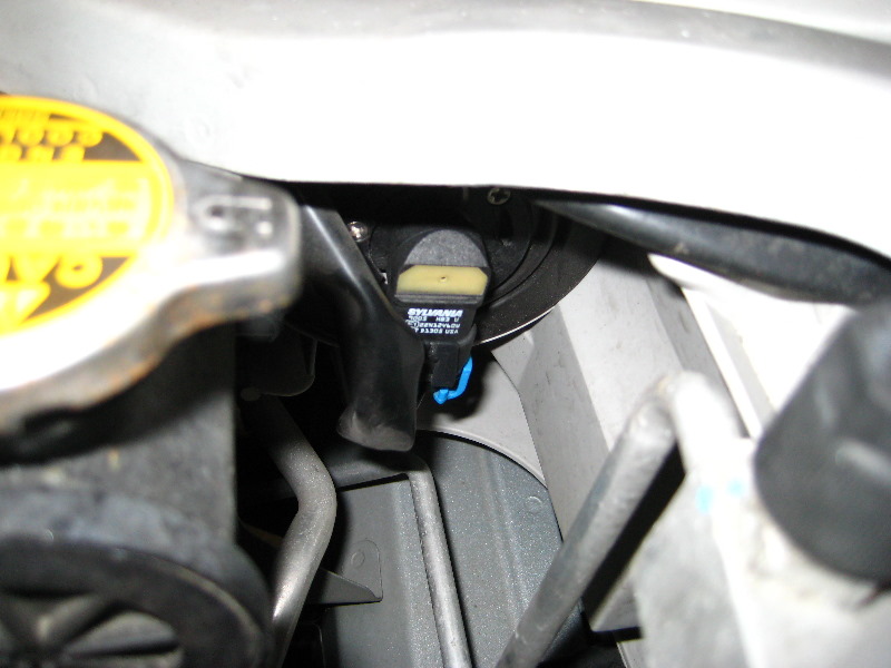 Toyota-Corolla-Headlight-Bulb-Replacement-Guide-011