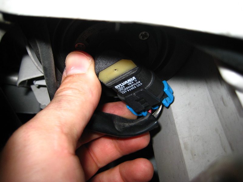 Toyota-Corolla-Headlight-Bulb-Replacement-Guide-013