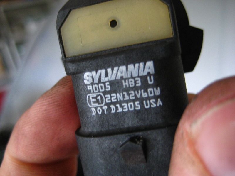 Toyota-Corolla-Headlight-Bulb-Replacement-Guide-017