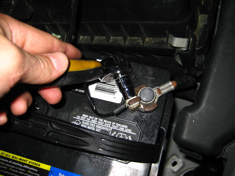 Toyota-Corolla-Headlight-Bulb-Replacement-Guide-025