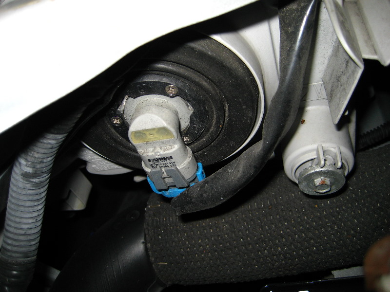 Toyota-Corolla-Headlight-Bulb-Replacement-Guide-028
