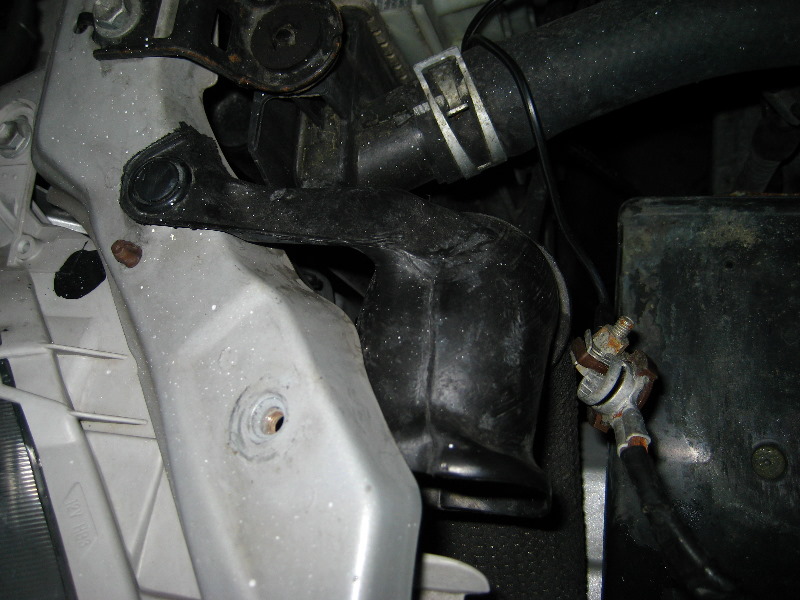 Toyota-Corolla-Headlight-Bulb-Replacement-Guide-037