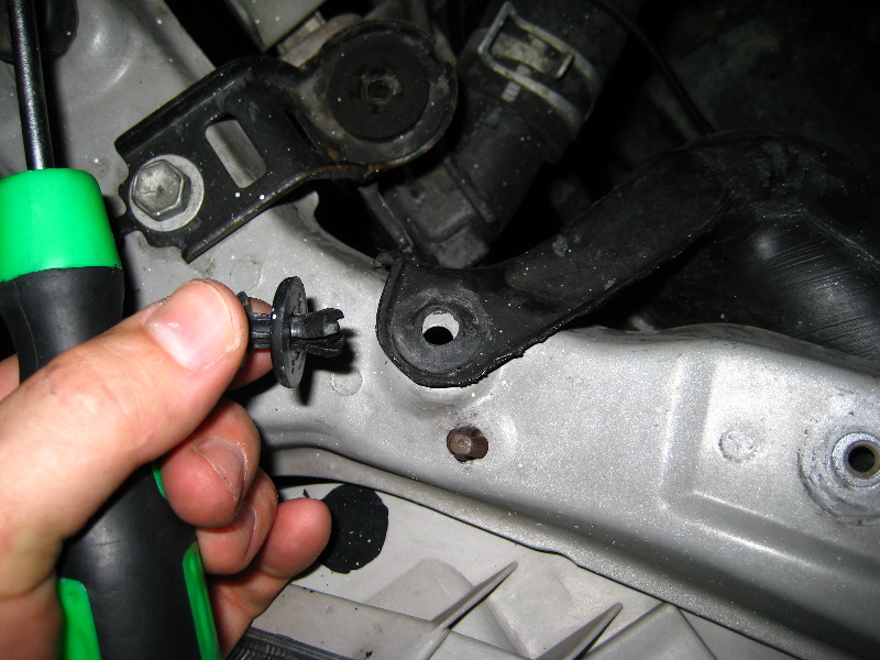 Toyota-Corolla-Headlight-Bulb-Replacement-Guide-039