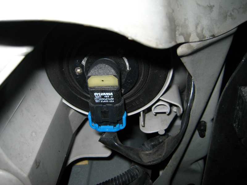 Toyota-Corolla-Headlight-Bulb-Replacement-Guide-040